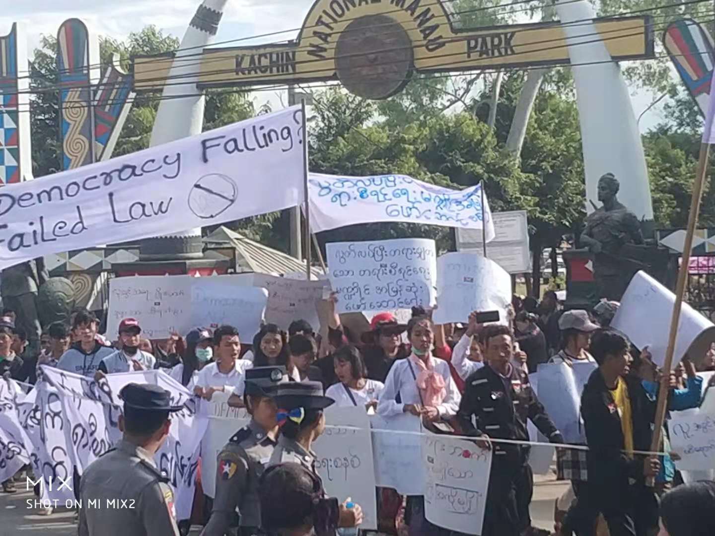 民众示威抗议缅甸殖民政府的种族歧视和民族压迫