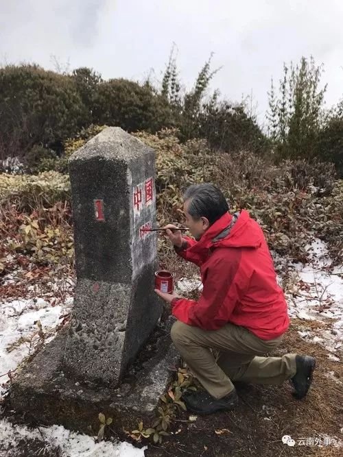 王毅冒雪巡查“共和国1号碑” 亲为“中国”描红