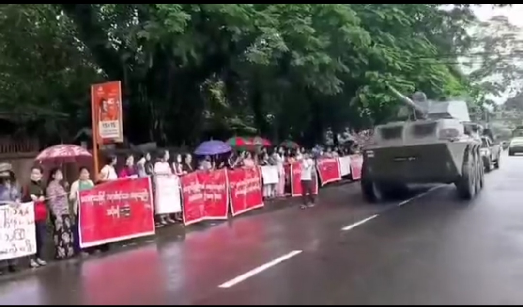 缅军出动坦克震慑难民反战示威游行活动