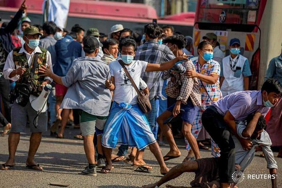 缅甸民主运动进入民众武斗阶段